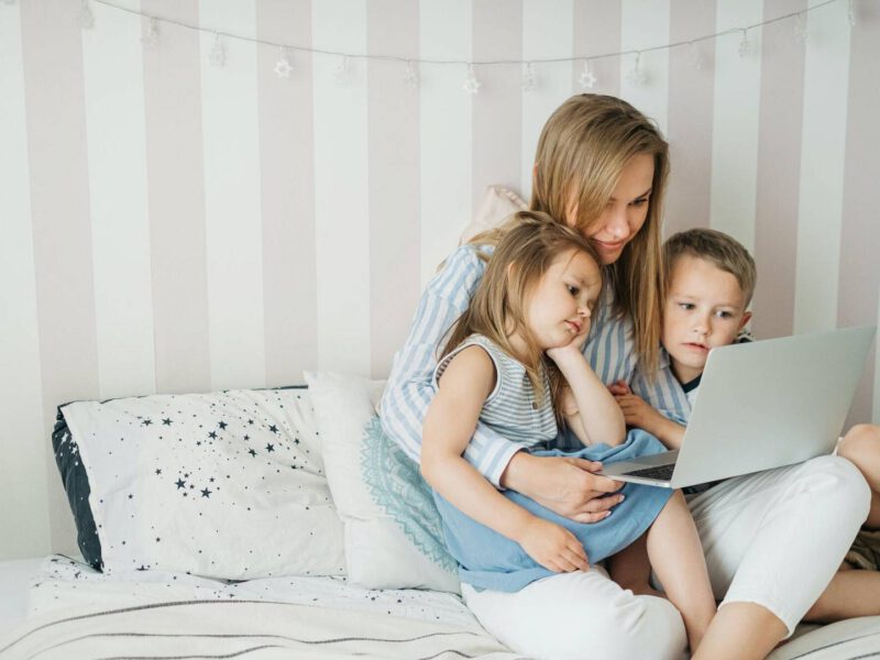 Kobieta ze swoimi dziećmi bierze udział w warsztatach online