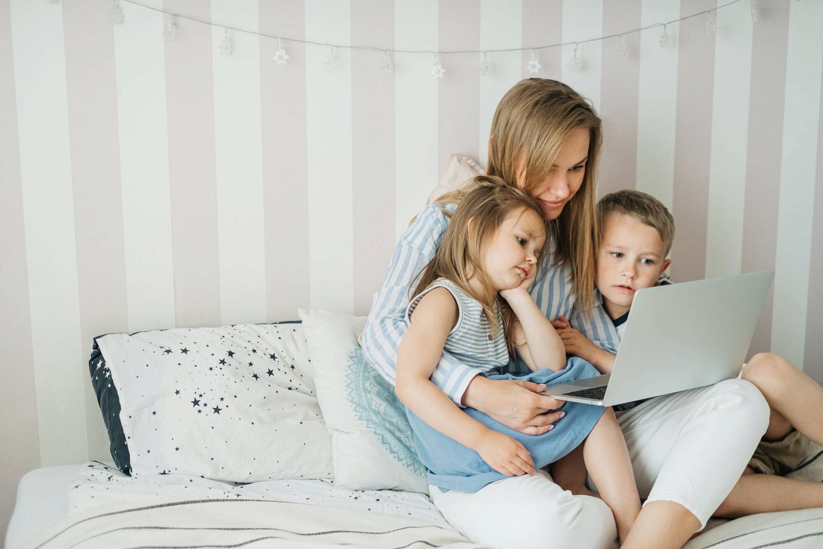 Kobieta ze swoimi dziećmi bierze udział w warsztatach online